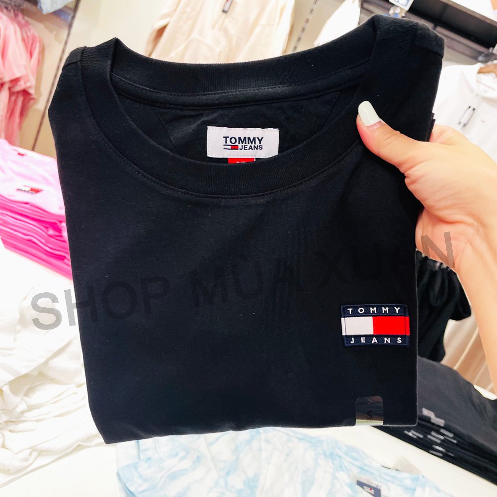 Áo Tommy Jeans Tommy Badge Crewneck T-Shirt - Black, Size M - Shop Mùa Xuân