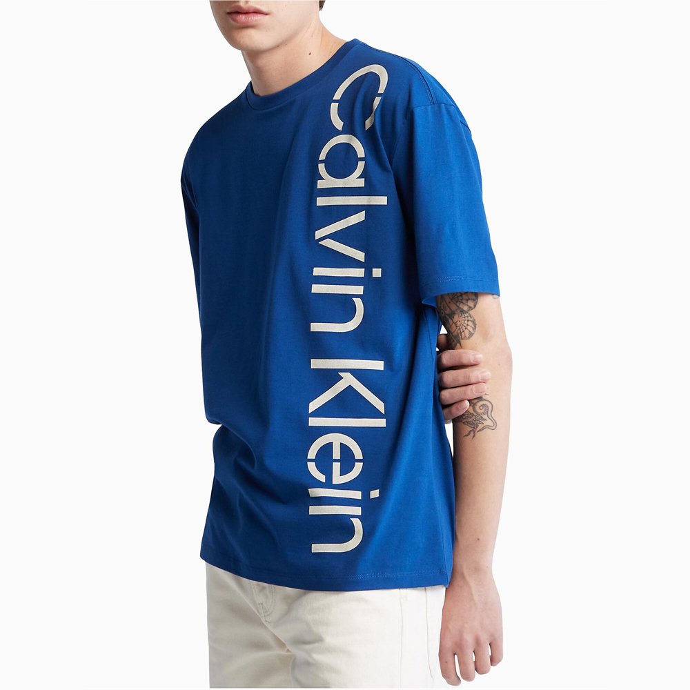 Áo Calvin Klein Khakis Relaxed Fit Stencil Logo Crewneck T-Shirt - Coban, Size M